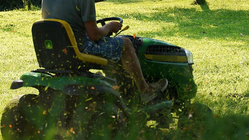29-Jähriger kommt mit Aufsitzrasenmäher vom Weg ab - kurz darauf ist er tot 29-Jähriger kommt mit Aufsitzrasenmäher vom Weg ab - kurz darauf ist er tot