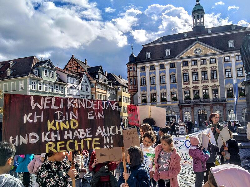 Mit Plakaten und einem lautstark intonierten Slogan forderten am Dienstag rund 60 Kinder bei einer Demonstration Kinderrechte ein.