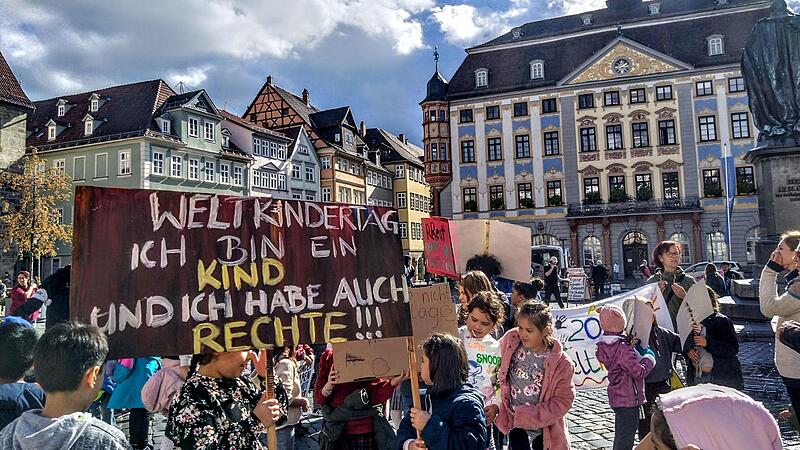 Mit Plakaten und einem lautstark intonierten Slogan forderten am Dienstag rund 60 Kinder bei einer Demonstration Kinderrechte ein.