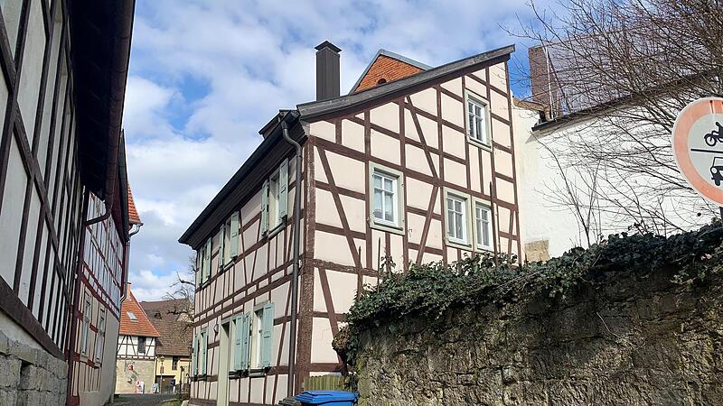 Für 40.000 Euro ist heuer die Fassadensanierung des Schmidtgenhäuschens in Münnerstadt vorgesehen. Ob man das jetzt tun sollte oder später- darüber gingen die Meinungen auseinander.