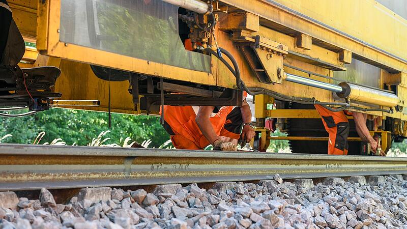 Die Deutsche Bahn modernisiert die Bahnstrecke W&uuml;rzburg-N&uuml;rnberg: Rund 144 Kilometer Gleise, 40 Weichen und rund 230.000 Schwellen werden erneuert, rund 200.000 Tonnen Schotter ausgetauscht.