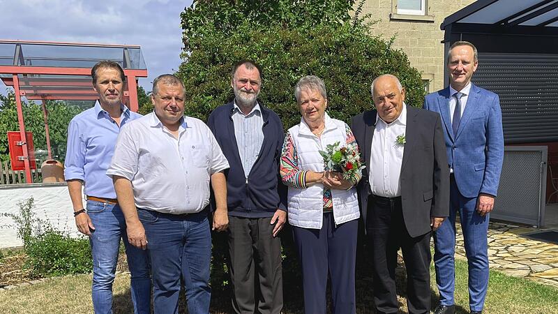 Bei Rosemarie und Ludwig Pflaum fanden sich zahlreiche Gratulanten ein. (Von links) die Stadträte Ingo Stößel, Sohn Thomas Pflaum, Aloysius Böhnlein, Rosemarie und Ludwig Pflaum sowie Bürgermeister Michael Ziegler.