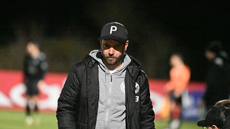 Sport Fußball Saison 2025 / 2026 Bayernliga Nord 21. Spiel am Freitag 06.03.2026 Spielort Neudrossenfeld Sportpark Am Weinberg Kunstrasenplatz Beginn 19.00 h TSV Neudrossenfeld gegen FC Eintracht Bamberg Halbzeitergebnis 0:2 Endstand 2:2 Erlebt mit seiner Mannschaft aktuell eine schwierige Phase: Neudrossenfelds Trainer Andi Baumer.