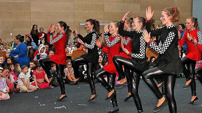 Die Juniorengarde begeisterte die Zuschauer beim TSV-Kinderfasching in der Mehrzweckhalle. Die Juniorengarde begeisterte die Zuschauer beim TSV-Kinderfasching in der Mehrzweckhalle.