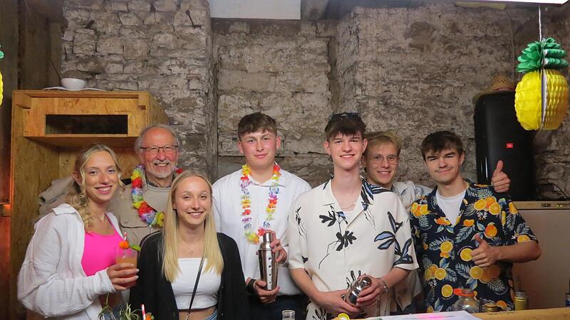 Das Vorstandsteam mit B&uuml;rgermeister bestens gelaunt bei der Sommerabschiedsparty: (von links) Leonie Reindl, B&uuml;rgermeister Peter Bergel, Aileen Reindl, Louis R&ouml;der, Vinzent Mu&szlig;m&auml;cher, Kevin Remling und Leonard Zirwick.