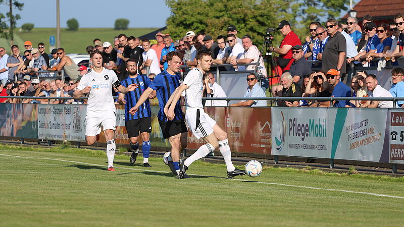 Niederndorfs Jakob Lunz (in Blau ) war der Unglücksrabe, der den entscheidenden Elfmeter verschoss. Hier im Zweikampf mit dem Behringersdorfer Xaver Zapf.