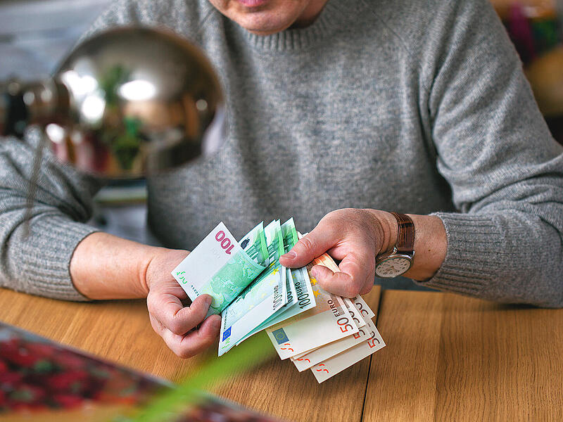 Kreis Kulmbach: Betrüger erbeuten fünfstelligen Betrag von Seniorin Rente, Euro, Rentner, Senior, Geld, Aktivrente, Steuern, Rentenbesteuerung