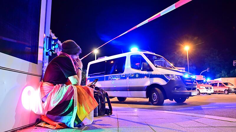 Auto rast in Menschenmenge - CSD in Berlin abgebrochen Auto rast in Menschenmenge - CSD in Berlin abgebrochen