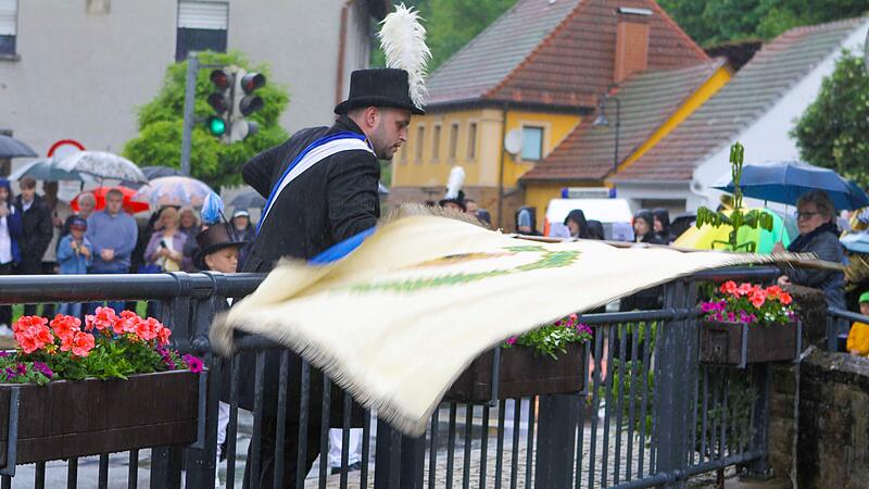 Bei Schwedenfähnrich Dominik Stumpf klappte mit dem Fahnenschwingen wieder alles. Bei Schwedenfähnrich Dominik Stumpf klappte mit dem Fahnenschwingen wieder alles.