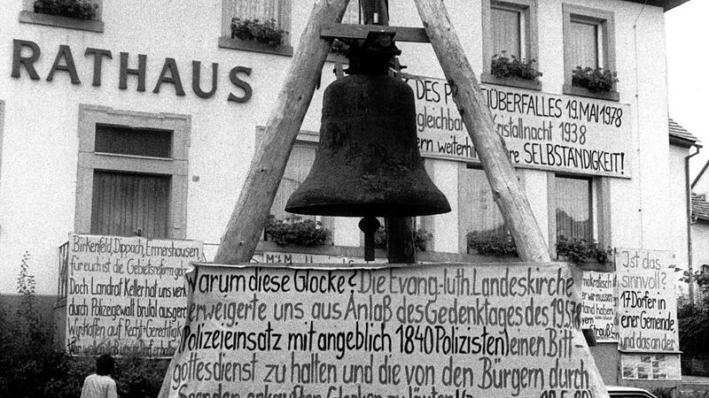 Sichtbarer Protest: Jahrelang prägten Transparente und die „Freiheitsglocke“ das Ortsbild, weil die Ermershäuser eigenständig bleiben wollten.