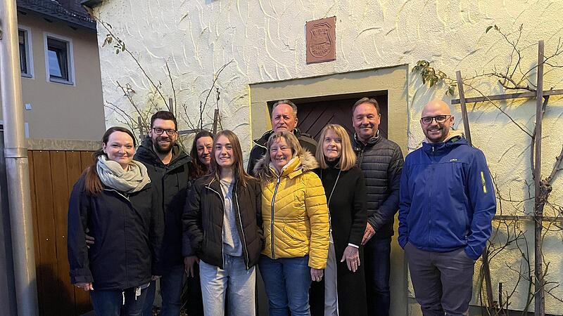 Die neue und die alte Leitung des Backhaus-Penner-Clubs: (v.l.) Denise Warmuth (Kassiererin), Andre Warmuth (Beisitzer), Bianca Dees (1. Vorsitzende), Hannah Dees (Kassiererin), Martha Warmuth (Team Backhaus), Karlheinz Kaiser (ehemaliger 2. Vorsi... Die neue und die alte Leitung des Backhaus-Penner-Clubs: (v.l.) Denise Warmuth (Kassiererin), Andre Warmuth (Beisitzer), Bianca Dees (1. Vorsitzende), Hannah Dees (Kassiererin), Martha Warmuth (Team Backhaus), Karlheinz Kaiser (ehemaliger 2. Vorsi...