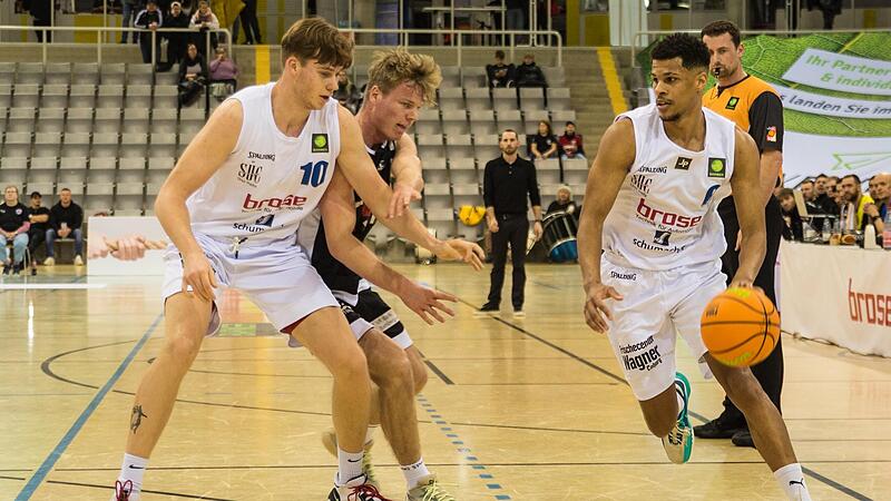Der BBC Coburg um Gabriel Kuku (am Ball) erwartet in der ProB ein hei&szlig;es Play-off-Duell bei der BG Leitershofen.