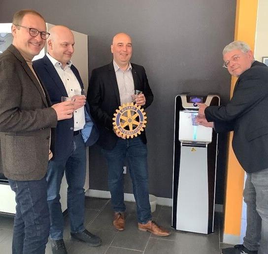 Sie freuen sich über den neuen Trinkwasserspender: (von links) Volker Schmitt (Rotarier), Münnerstadts Bürgermeister Michael Kastl, Christian Wolf (Präsident der Rotarier Bad Kissingen) und Klaus Grübel (Rektor der Mittelschule Münnerstadt). Sie freuen sich über den neuen Trinkwasserspender: (von links) Volker Schmitt (Rotarier), Münnerstadts Bürgermeister Michael Kastl, Christian Wolf (Präsident der Rotarier Bad Kissingen) und Klaus Grübel (Rektor der Mittelschule Münnerstadt).