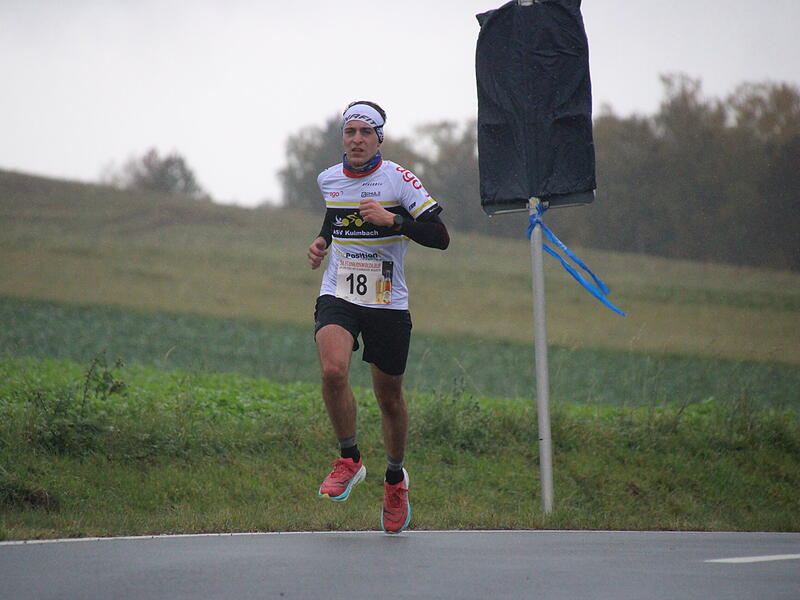 Trotz nasskaltem Herbstwetter lie&szlig;en sich die Sportler den Spa&szlig;  beim 38. Frankenwaldlauf der LG Ludwigschorgast nicht vermiesen.