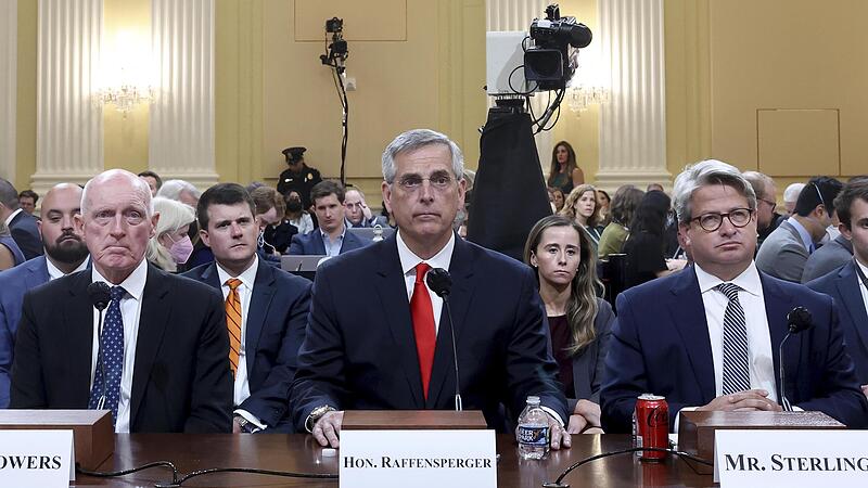 Brad Raffensperger (Mitte), Innenminister von Georgia, vor dem Sonderausschuss des Repr&auml;sentantenhauses.