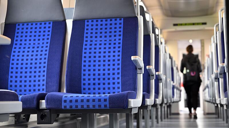 Ein Zugbegleiter eines Nahverkehrszuges bemerkte am Montagmorgen eine manipulierte Steckdose in einem Abteil. Ein Zugbegleiter eines Nahverkehrszuges bemerkte am Montagmorgen eine manipulierte Steckdose in einem Abteil.