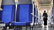 Ein Zugbegleiter eines Nahverkehrszuges bemerkte am Montagmorgen eine manipulierte Steckdose in einem Abteil. Ein Zugbegleiter eines Nahverkehrszuges bemerkte am Montagmorgen eine manipulierte Steckdose in einem Abteil.