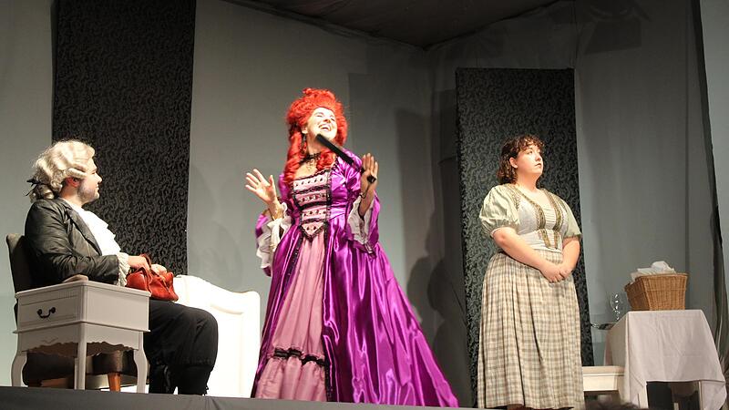 Regine Lehninger spielt in Niederndorf Marcelline und fällt nicht nur durch die knallige Farbe ihres Kostüms auf.