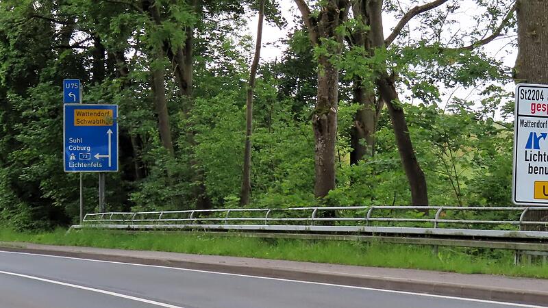 Das &bdquo;Gesperrt&ldquo; -Schild (rechts) irritiert Einheimische ebenso wie Ortsunkundige.