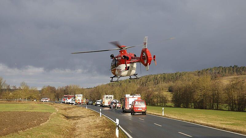 Unfall im Kreis Forchheim: Autoinsassen eingeklemmt – Hubschrauber im Einsatz Unfall, Landstraße, Bundesstraße, Staatsstraße, Rettungshubschrauber
