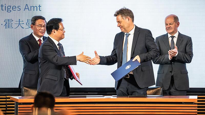 Bundeswirtschaftsminister Robert Habeck (rechts)  bef&uuml;rchtet den Abfluss deutschen Wissens an China.