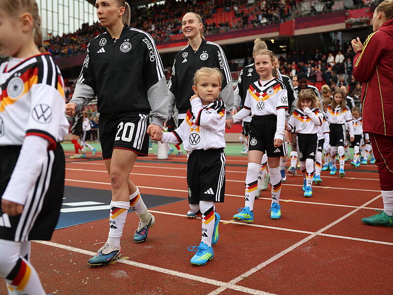Franken in Franken beim DFB-Team: 22 M&auml;dchen aus Buttenheim und Se&szlig;lach waren &acute;die Einlaufkinder beim L&auml;nderspiel der DFB-Frauen in N&uuml;rnberg.