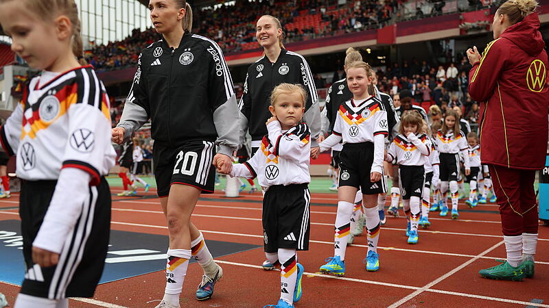 Franken in Franken beim DFB-Team: 22 M&auml;dchen aus Buttenheim und Se&szlig;lach waren &acute;die Einlaufkinder beim L&auml;nderspiel der DFB-Frauen in N&uuml;rnberg.