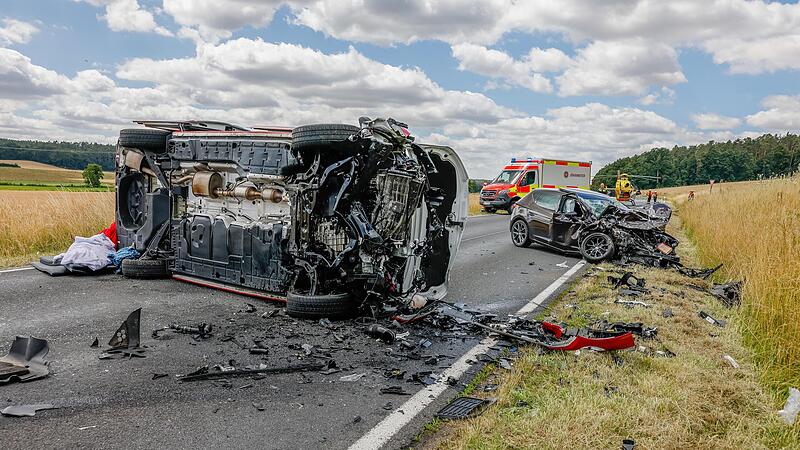 Die Fahrbahn glich einem Trümmerfeld.