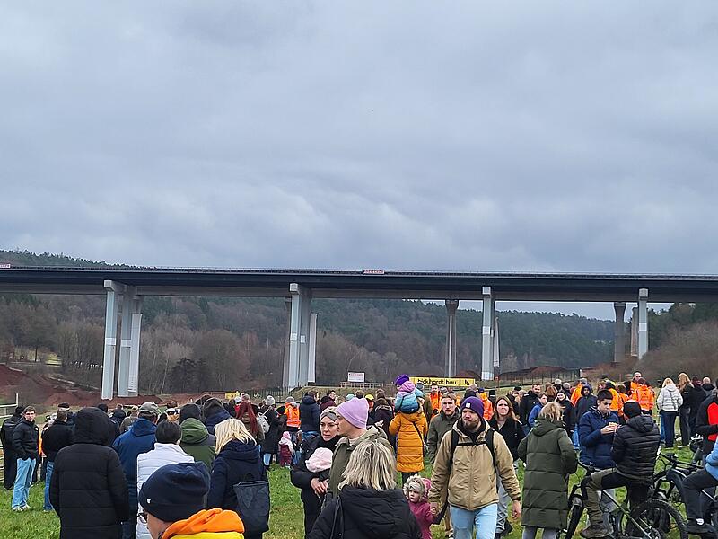 Die Sprengung der Thalaubachtalbr&uuml;cke bei Eichenzell: Viele Zuschauer waren da.