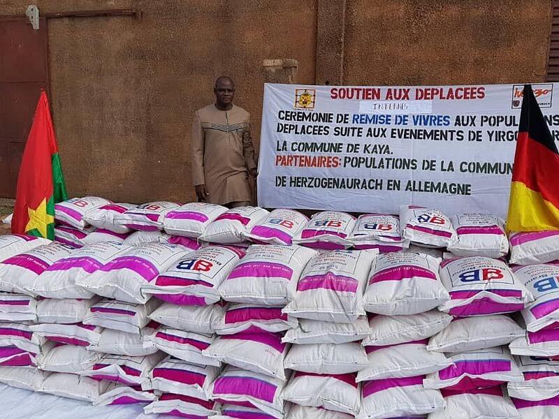 Bürgermeister Ouédraogo vor der Lebensmittelverteilung im Juli 2019 Bürgermeister Ouédraogo vor der Lebensmittelverteilung im Juli 2019