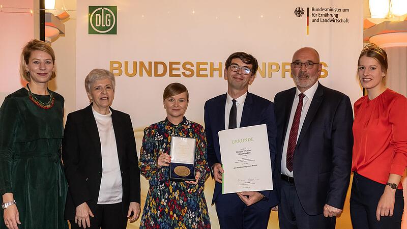 Ministerialdirigentin Bettina Hartwig (Zweite von links) und Freya von Czettritz, CEO der DLG-Holding (links), überreichten Urkunde und Medaille an Justina und Tobias Weickert (Mitte). Zu den Gratulanten zählten die Deutschen Weinprinzessin Luise Böhme (rechts) und Klaus Schneider, Präsident des Deutschen Weinbauverbandes (2. v. r.).