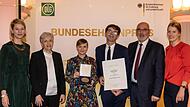 Ministerialdirigentin Bettina Hartwig (Zweite von links) und Freya von Czettritz, CEO der DLG-Holding (links), überreichten Urkunde und Medaille an Justina und Tobias Weickert (Mitte). Zu den Gratulanten zählten die Deutschen Weinprinzessin Luise Böhme (rechts) und Klaus Schneider, Präsident des Deutschen Weinbauverbandes (2. v. r.).