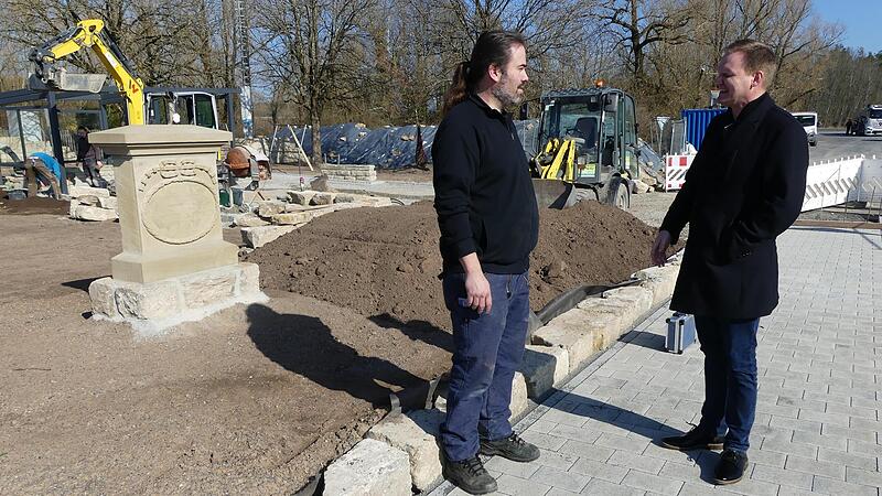 Unser Archivbild zeigt den B&uuml;rgermeister Nico Rogge (rechts) im Gespr&auml;ch mit Fliesenleger Thorsten Rumpel.