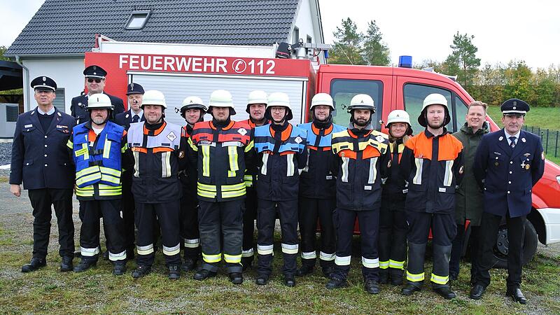Die Prüflinge, Schiedsrichter und Feuerwehrführungskräfte nach der Prüfung. Die Prüflinge, Schiedsrichter und Feuerwehrführungskräfte nach der Prüfung.