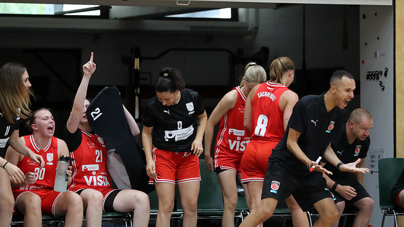 Unter Strom: Samuel Gloser, Headcoach der Medikamente-per-Klick Bamberg Baskets, während des Testspiels gegen Jena.