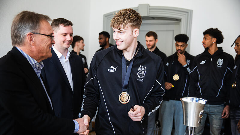 Nico Höllerl mit OB Andreas Starke.Bamberg Baskets: Eintrag ins Goldene Buch der Stadt Nico Höllerl mit OB Andreas Starke.
