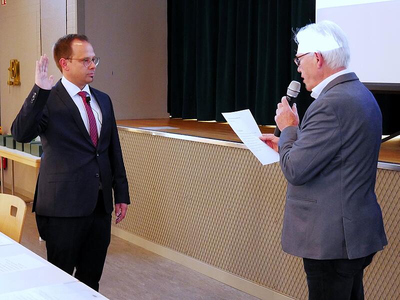 Durch das &auml;lteste Ratsmitglied Lothar H&ouml;hn (rechts) wurde B&uuml;rgermeister Sven Schuster vereidigt.