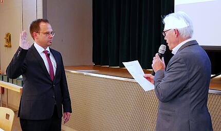 Marktgemeinderat Steinwiesen Mai 2026 Durch das älteste Ratsmitglied Lothar Höhn (rechts) wurde Bürgermeister Sven Schuster vereidigt.