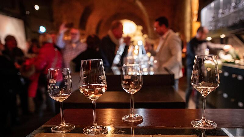 Einzelne Gl&auml;ser kommen im Staatlichen Hofkeller immer wieder mal abhanden. Nach Weinproben mit Studierenden fehlten zuletzt aber auch Dutzende elektrischer Kerzen.
