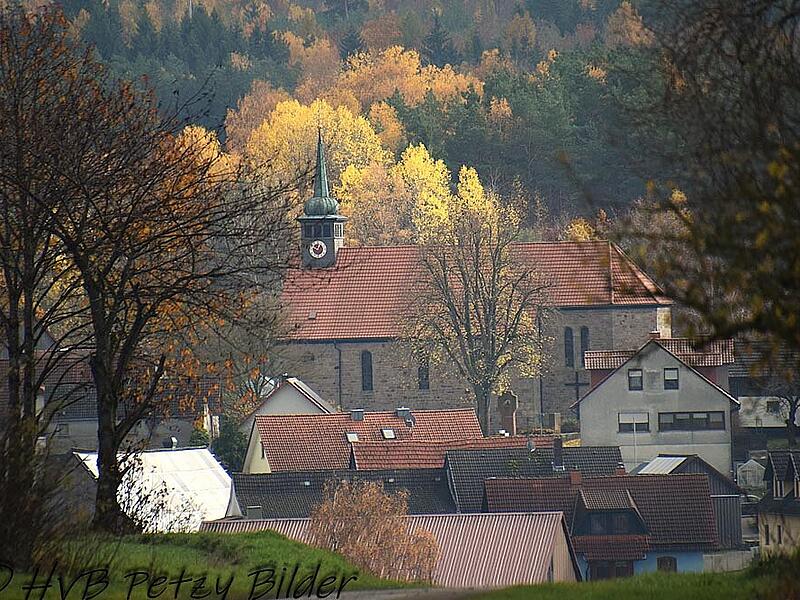 Die Kirche St. Josef der Br&auml;utigam in Sch&ouml;nderling im letzten goldenen Herbstlaub.