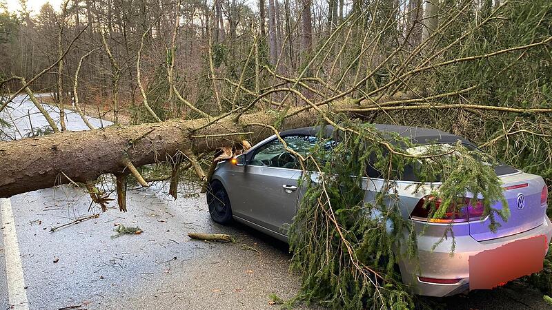 Auf der Kreisstra&szlig;e zwischen Dankenfeld und Hummelmarter konnte eine Frau ihr Cabrio vor einem umgest&uuml;rzten Baum nicht mehr rechtzeitig zum Halten bringen und fuhr auf diesen auf. Gl&uuml;cklicherweise blieb es bei einem Blechschaden.