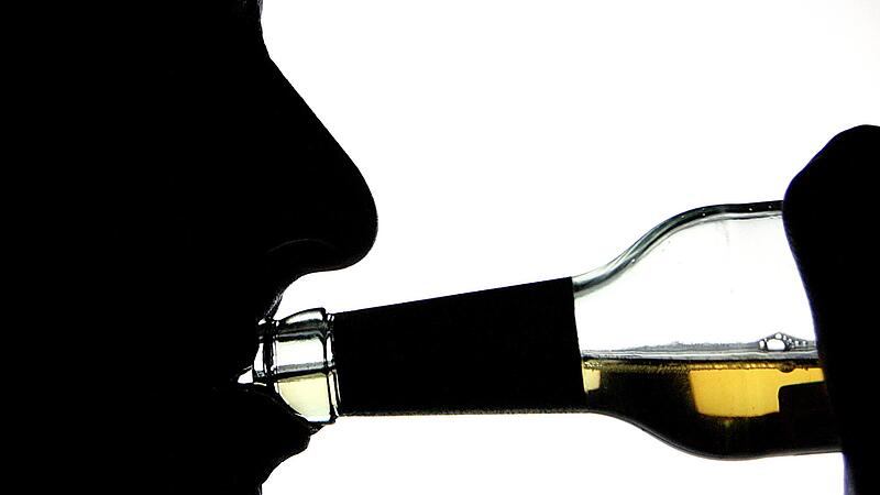Gefährliche Sucht: 9,5 Millionen Menschen konsumieren in Deutschland Alkohol in gesundheitlich riskantem Ausmaß, 1,77 Millionen gelten als abhängig. Auch Jugendliche sind betroffen. Das ist auch ein Thema für „Demokratie leben“.