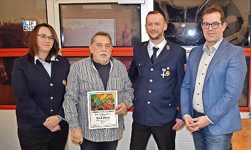 F&uuml;r 40 Jahre Mitgliedschaft wurde Rudolf Dittrich (mit Urkunde) von Zweiter Kommandantin Julia Frohna, Zweitem Vorsitzenden Stefan Stammberger und B&uuml;rgermeister J&uuml;rgen G&auml;belein (von links) geehrt.