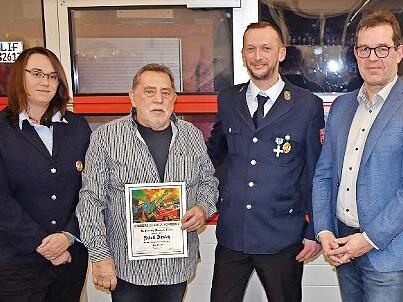 F&uuml;r 40 Jahre Mitgliedschaft wurde Rudolf Dittrich (mit Urkunde) von Zweiter Kommandantin Julia Frohna, Zweitem Vorsitzenden Stefan Stammberger und B&uuml;rgermeister J&uuml;rgen G&auml;belein (von links) geehrt.