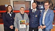 F&uuml;r 40 Jahre Mitgliedschaft wurde Rudolf Dittrich (mit Urkunde) von Zweiter Kommandantin Julia Frohna, Zweitem Vorsitzenden Stefan Stammberger und B&uuml;rgermeister J&uuml;rgen G&auml;belein (von links) geehrt.