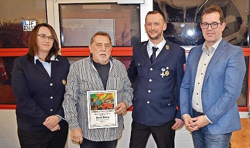 Für 40 Jahre Mitgliedschaft wurde Rudolf Dittrich (mit Urkunde) von Zweiter Kommandantin Julia Frohna, Zweitem Vorsitzenden Stefan Stammberger und Bürgermeister Jürgen Gäbelein (von links) geehrt. Für 40 Jahre Mitgliedschaft wurde Rudolf Dittrich (mit Urkunde) von Zweiter Kommandantin Julia Frohna, Zweitem Vorsitzenden Stefan Stammberger und Bürgermeister Jürgen Gäbelein (von links) geehrt.