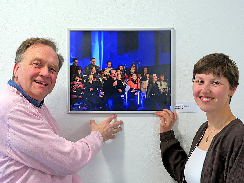 Maria Schabdach, die Leiterin der Kulmbacher Volkshochschule, freut sich mit dem Pressefotografen Stephan Herbert Fuchs &uuml;ber dessen gelungene Ausstellung unter dem Motto &bdquo;Musik f&uuml;r die Augen&ldquo;.