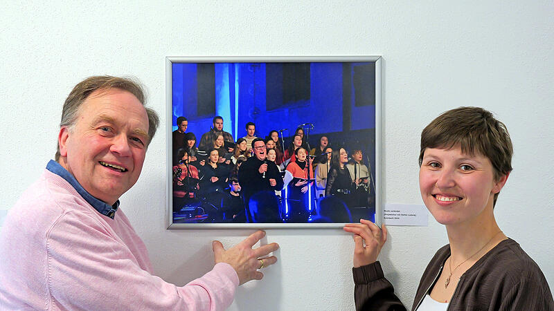 Maria Schabdach, die Leiterin der Kulmbacher Volkshochschule, freut sich mit dem Pressefotografen Stephan Herbert Fuchs &uuml;ber dessen gelungene Ausstellung unter dem Motto &bdquo;Musik f&uuml;r die Augen&ldquo;.