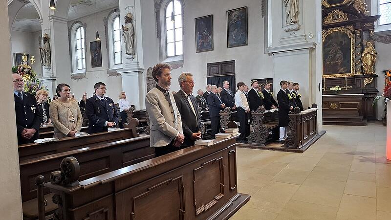 Urbaniprozession in Bamberg Die vordersten Reihen in der Oberen Pfarre blieben bis auf OB Sebastian Niedermaier und Organisator Gerhard Metzner leer. Bei der Urbaniprozession ließen sich keine weiteren Bamberger Stadträte blicken.