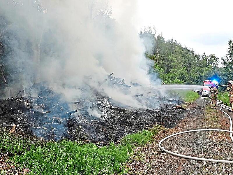 Bei dem Waldbrand in den Haßbergen waren etwa 50 Feuerwehrkräfte, das Technische Hilfswerk und das Rote Kreuz im Einsatz. Feuerwehr Haßfurt Bei dem Waldbrand in den Haßbergen waren etwa 50 Feuerwehrkräfte, das Technische Hilfswerk und das Rote Kreuz im Einsatz. Feuerwehr Haßfurt